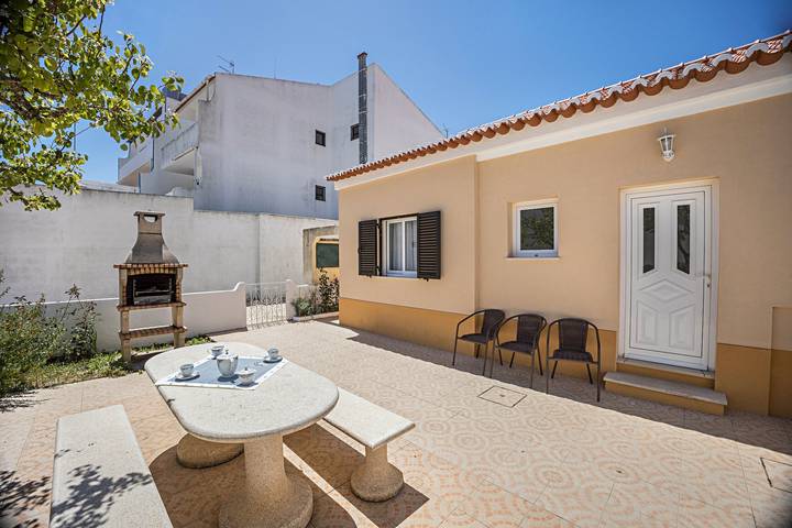 Ferienhaus Casa Fernandes mit Gemeinschaftspool, offener Terrasse und Wlan in Praia do Burgau, Budens