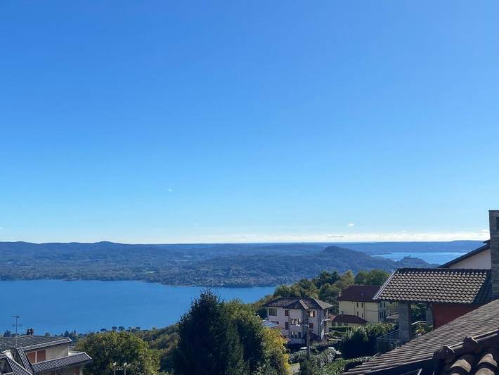 Gîte pour 4 personnes, avec jardin et vue ainsi que vue sur le lac et piscine dans Massino Visconti