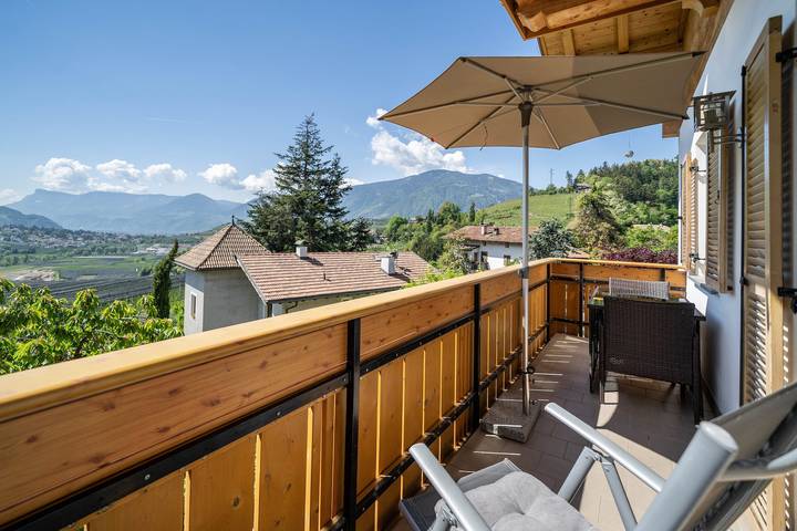Appartamento intero, Appartamento "Feldhof Golden Delicious" con piscina di acqua salata, prato panoramico e balcone in Caines, Val Passiria