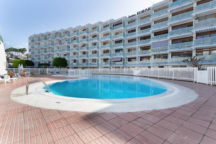Entire studio, Studio 'Estudio Yumbo Playa Del Ingles' with Shared Pool, Wi-Fi, and Air Conditioning in Maspalomas, San Bartolomé de Tirajana