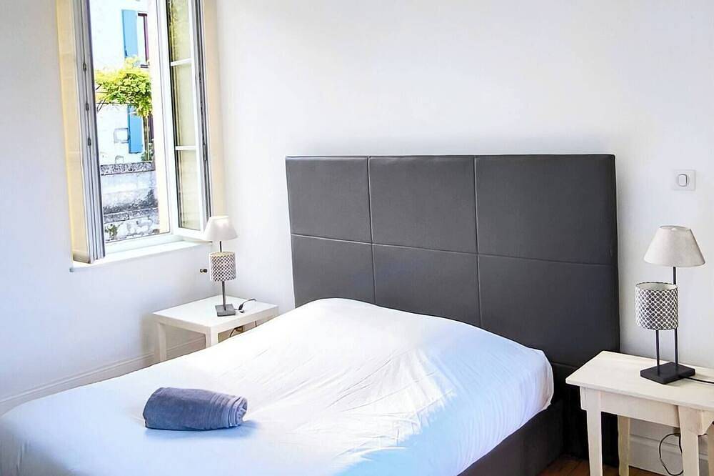 Entire apartment, Maison pour 6personnes située à Angoulême avec Jardin et parking privé <br>Entre 90€ et 150€ par nuit selon la saison in Angoulême, Charente