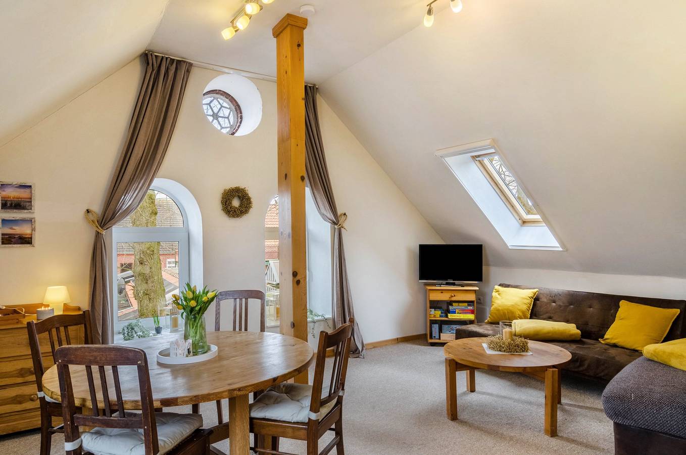 Ganze Wohnung, Ferienwohnung 'Gulfhof Oldersum Dachgeschoss' mit gemeinsamer Terrasse, gemeinsamem Garten und Wlan in Oldersum, Moormerland