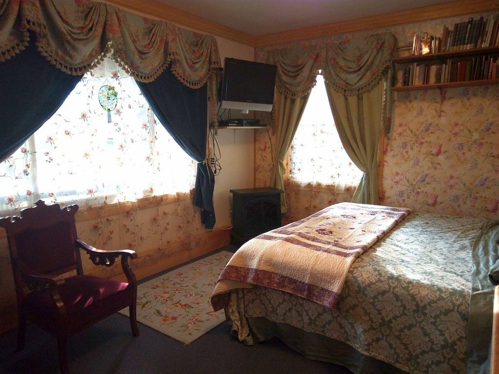 Victorian Room @ Hungry Moose Bed and Breakfast in Kenai Peninsula