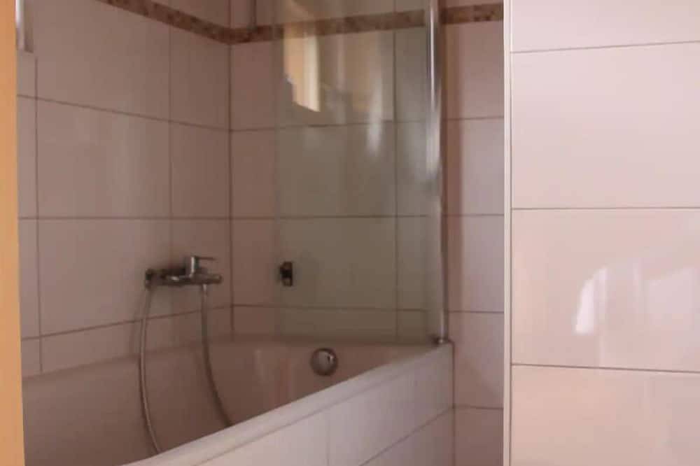 Außen: Chalet für 4 Personen mit Balkon, Terrasse mit Gartenmöbeln, einem atemberaubenden Blick auf in Saint Luc, Anniviers