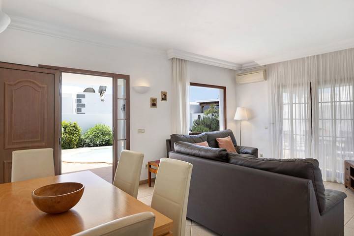 Villa Casa Calma mit Bergblick, Pool und WLAN in Playa Blanca, Yaiza
