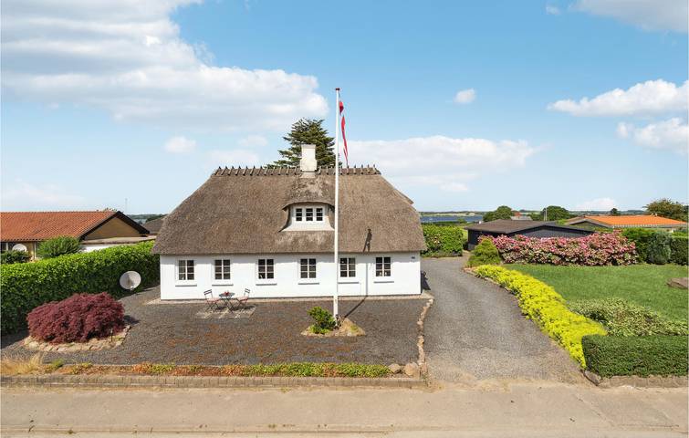 Ferieudlejning for 6 personer, med Terrasse og Have i Kegnæs