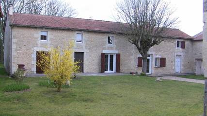 Gîte pour 6 personnes, avec piscine et jardin, adapté aux familles à Vendeuvre-du-Poitou