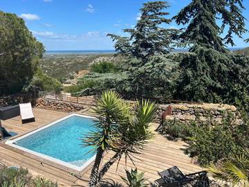 Gîte pour 8 personnes, avec terrasse ainsi que piscine et vue à Treilles