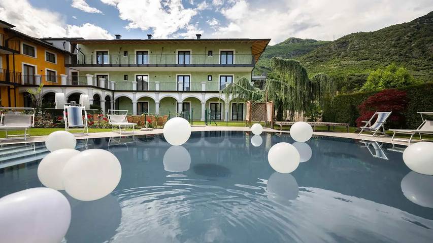 Appartamento per 2 persone, con Idromassaggio e Terrazza nonché Giardino e Piscina ad Arco