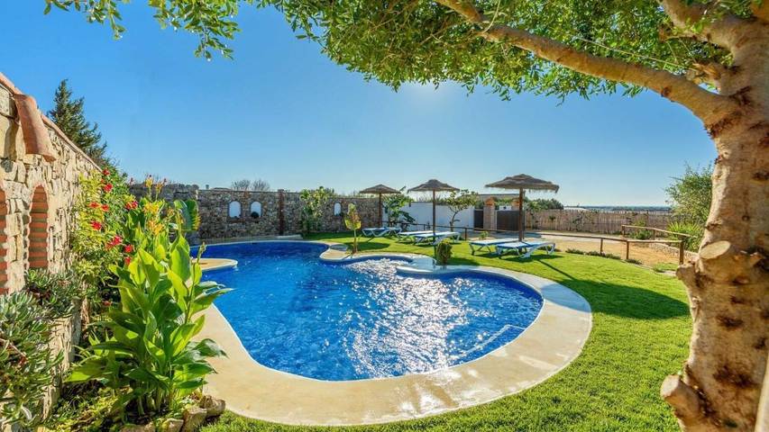 Casa de vacaciones para 4 personas, con terraza y piscina además de jacuzzi y jardín en La Janda