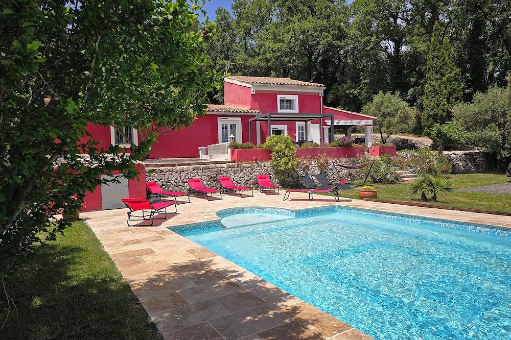 Villa avec piscine sans vis à vis en plein vignoble sur 2 hectares de terrain in La Roquebrussanne, Région de Brignoles