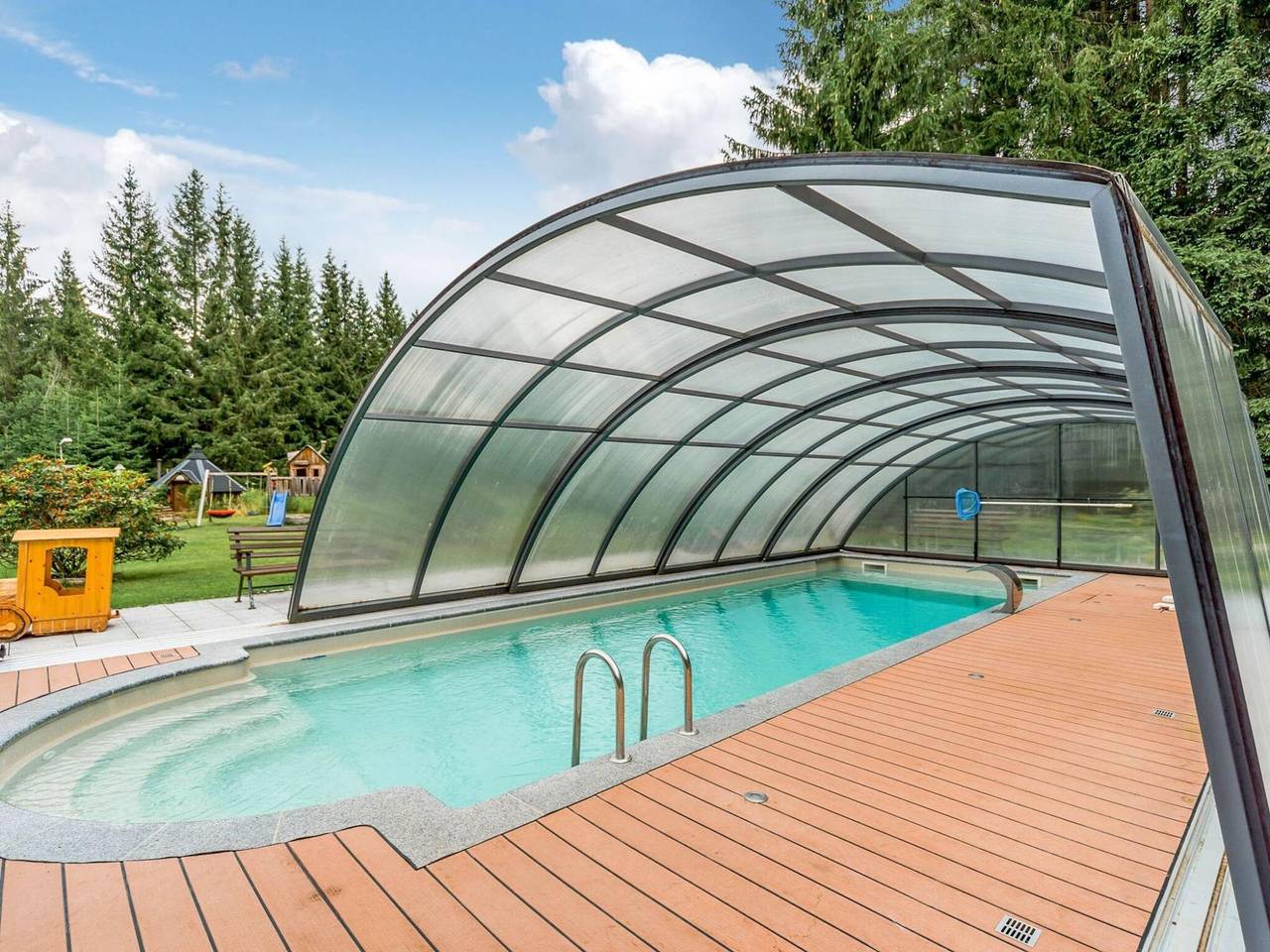 Ganze Wohnung, Spacious holiday apartment in Saxony with communal pool in Morgenröthe-Rautenkranz, Muldenhammer
