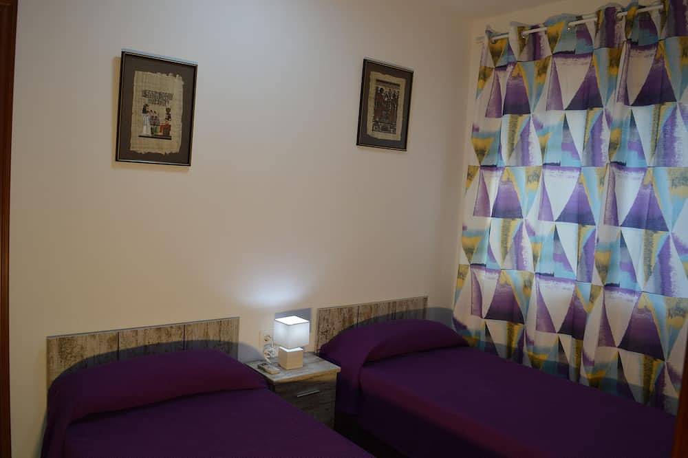 Gran casa, con piscina, barbacoa, jardín, wifi a 1500 metros de  playa de arena in Cubellas, Garraf