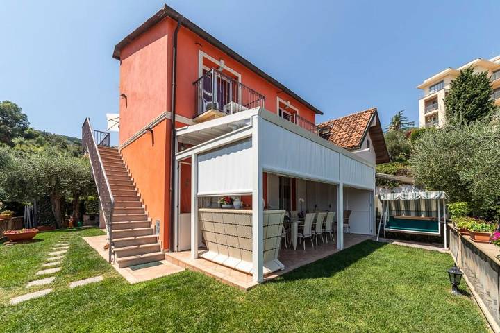 B&b per 7 persone, con Balcone e Terrazza nonché Giardino e Panorama a Comune di Diano Marina