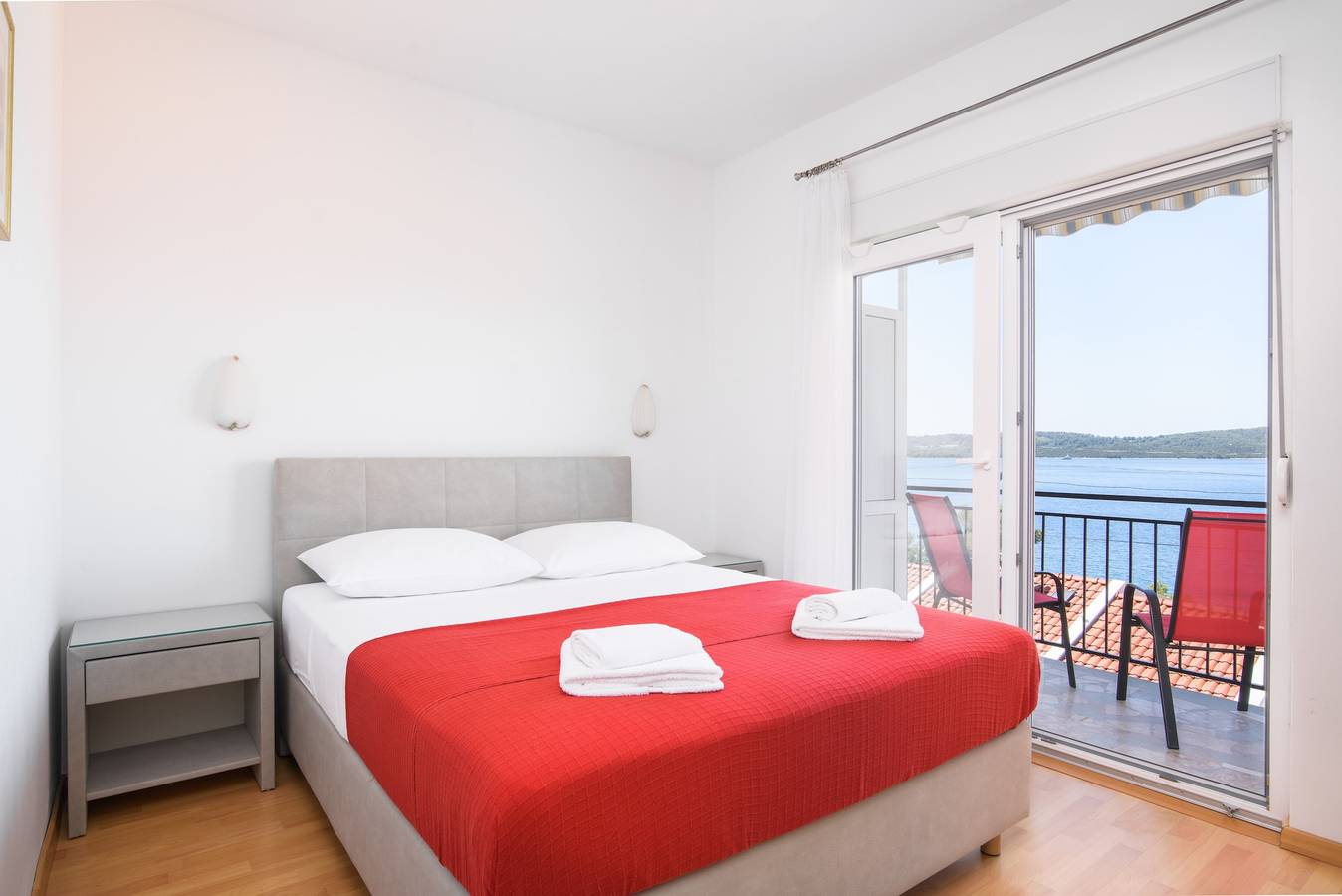 Hel ferieleilighet, A1-apt w shared pool & balcony,next to the beach in Trogir, Čiovo