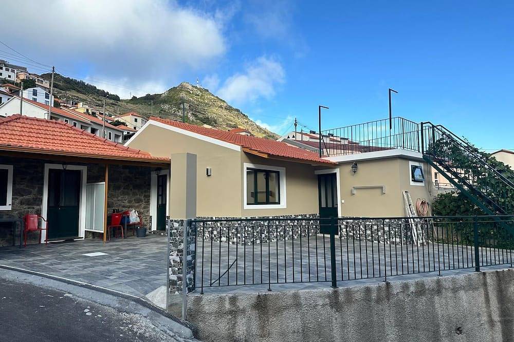 Your retreat between turquoise shores and forested paths in Machico, Madeira