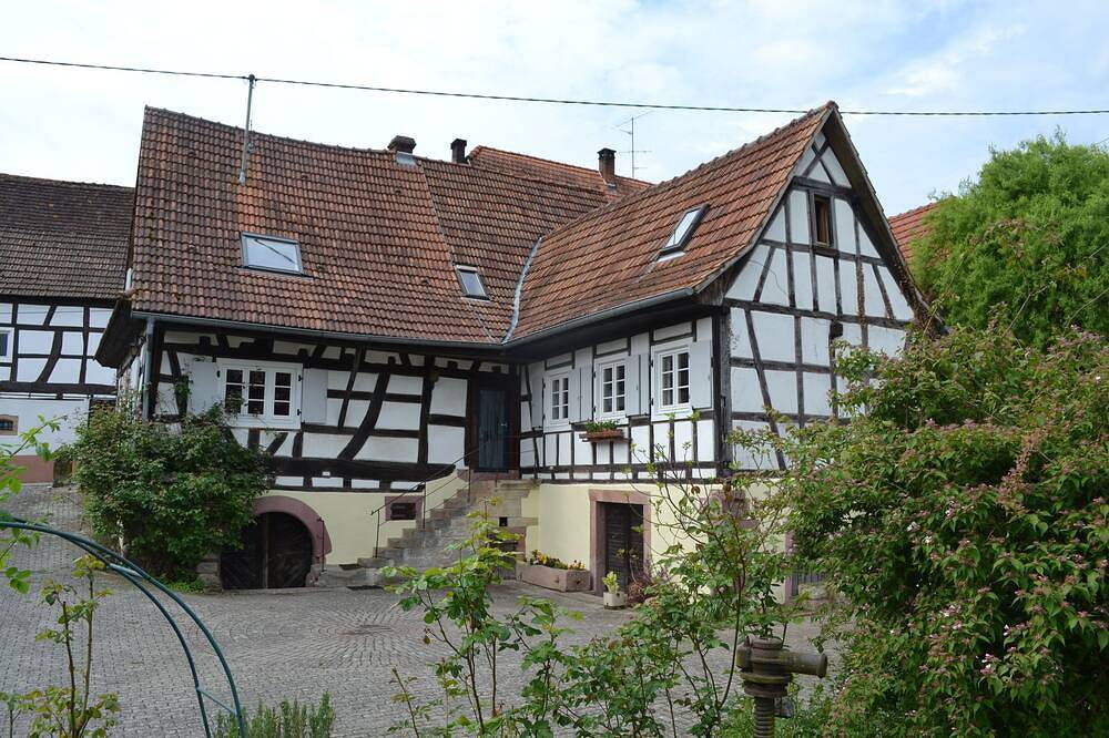 Idílica casa de entramado de madera con un gran jardín y parque infantil y huerto in Cleebourg, Región de Wissembourg