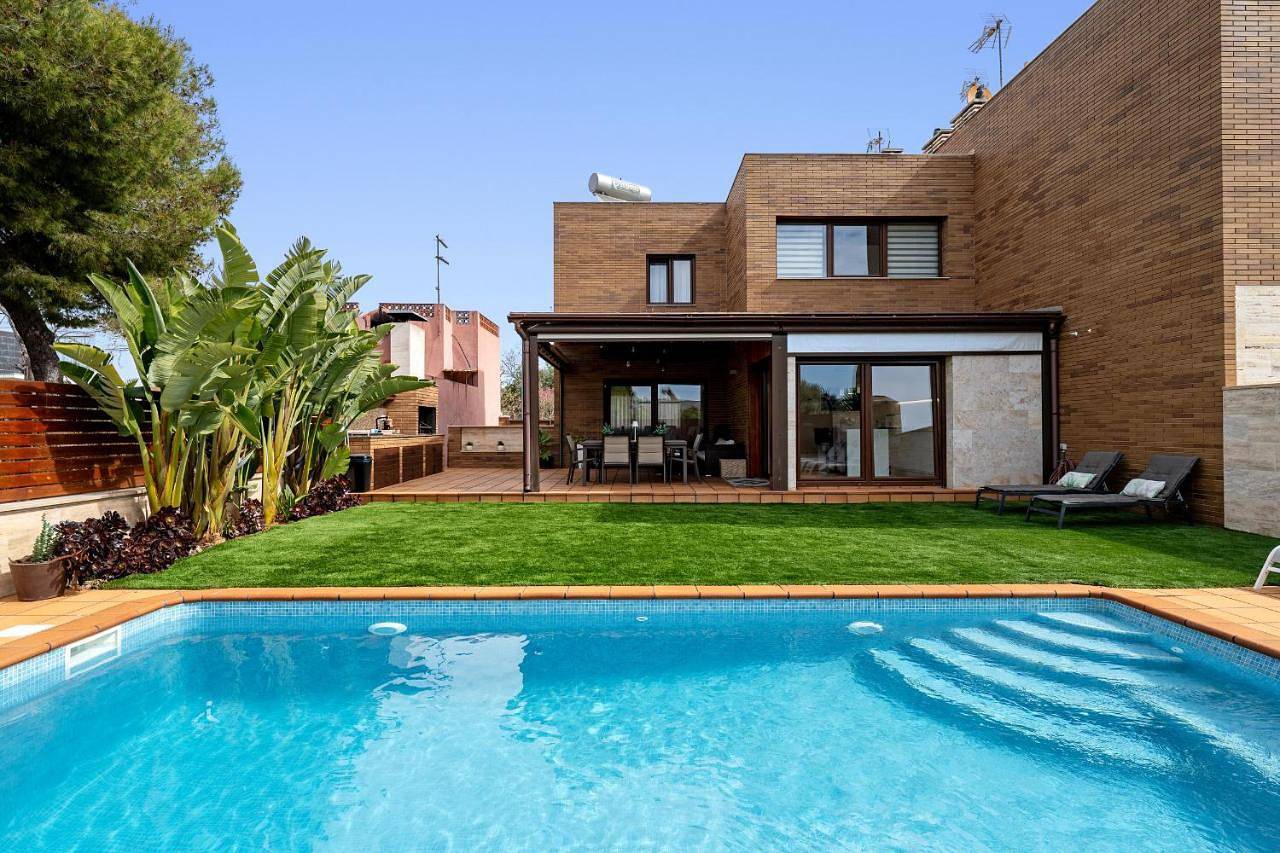 Villa Preciosa con picina cerca de la playa in Villanueva y Geltrú, Garraf