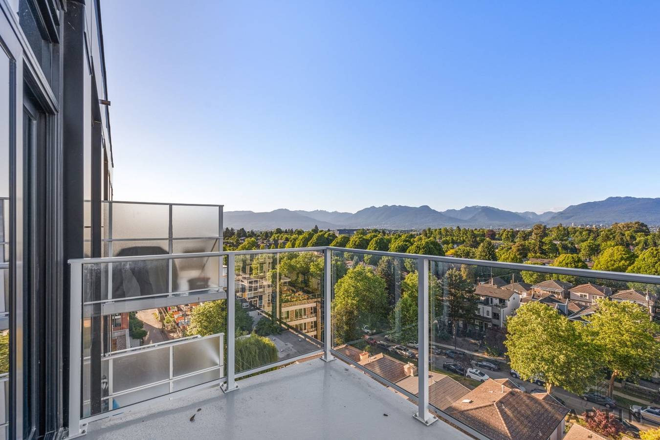 Apartamento entero, Sleek 1Br + Den Condo | City & Mountain Views in Vancouver, Columbia Británica