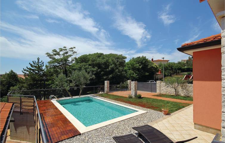 Charmant appartement de deux chambres avec piscine et terrasse, à 2 km de la plage de Stella Maris in Umag, Région d'Umag