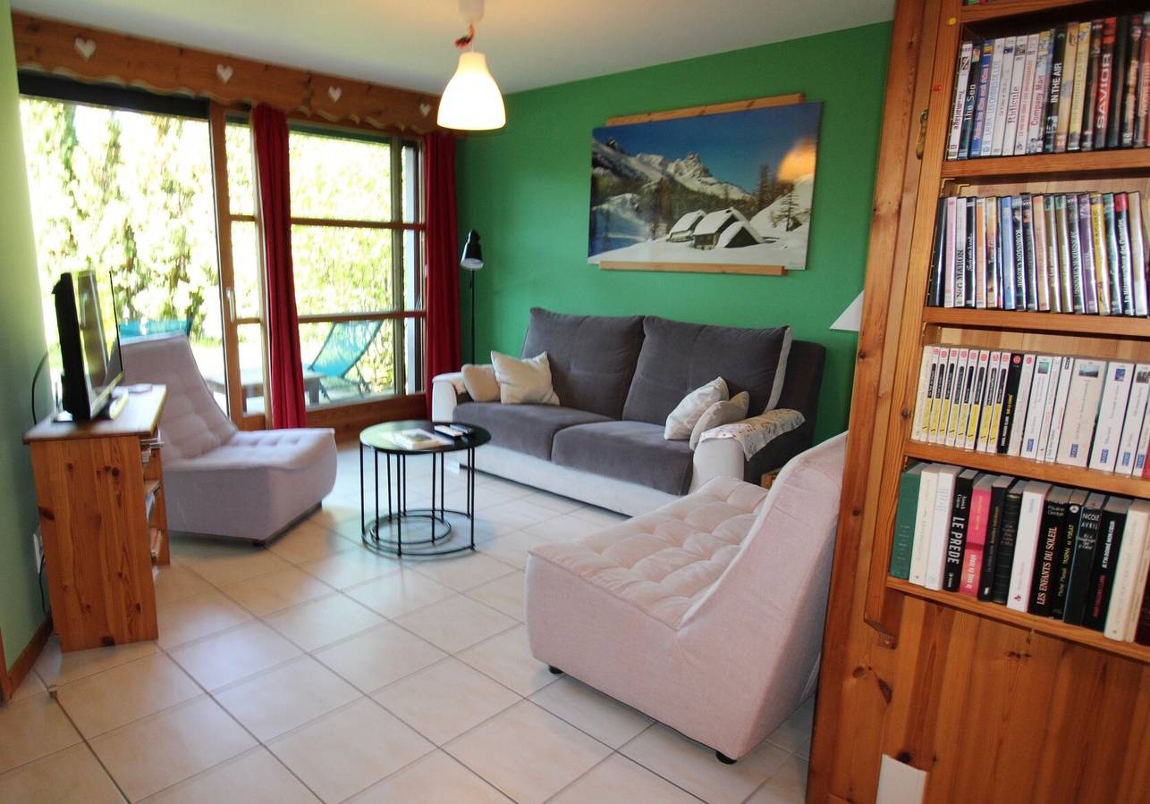 Entire apartment, Apartment "Charmant dans Chalet" with Mountain View, Private Terrace & Wi-Fi in Briançon, Serre Chevalier