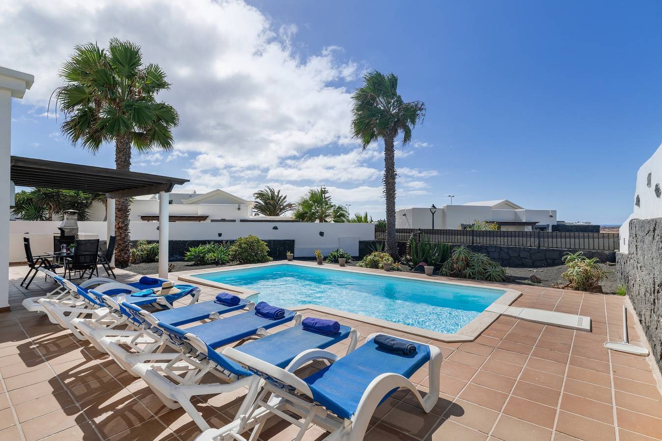 Maison de vacances "Villa Tania" avec vue sur la mer piscine, jardin, terrasses et Wi-Fi. in Montaña Roja, Yaiza