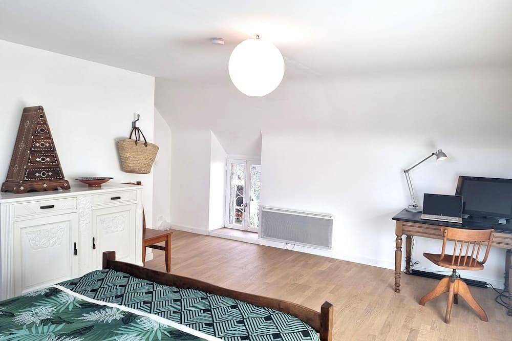 Maison Comfortable et Conviviale Avec de Beaux Espaces in Locoal-Mendon, Côte des Mégalithes