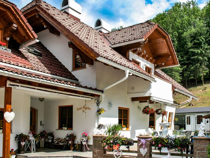 Ferienwohnung für 4 Personen, mit Balkon und Terrasse sowie Garten in Haus