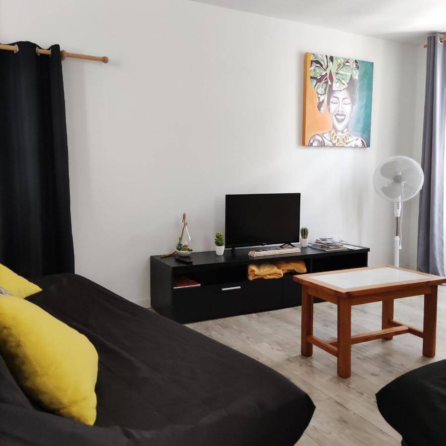Appartement entier, Three-Bedroom Apartment in Rorthais, Mauléon