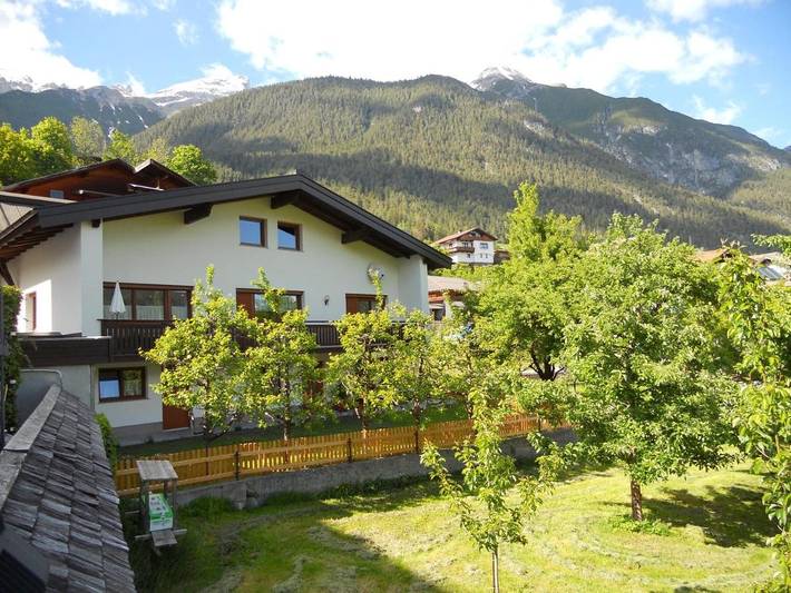 Ferienwohnung für 3 Personen, mit Terrasse und Garten sowie Ausblick in Grins