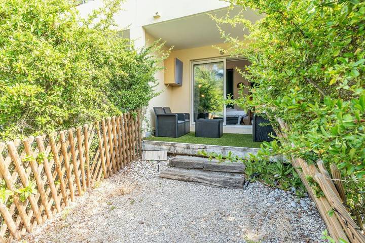 Gîte pour 2 personnes, avec piscine et jardin dans Parc de Vaugrenier