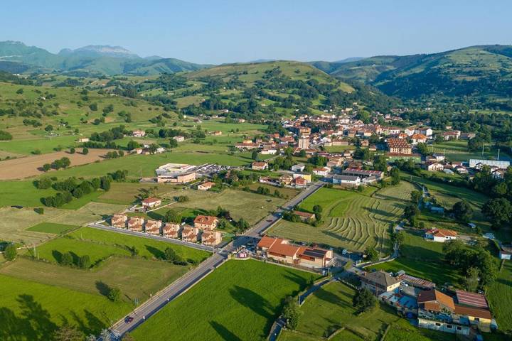 Apartamento para 11 personas, con Balcón y Terraza además de Jardín y Vistas en Selaya