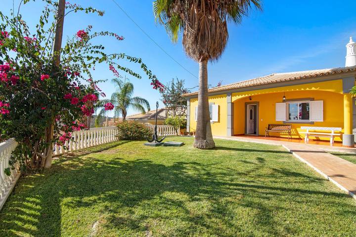 Ferienvilla Isabel mit Bergblick, Wlan, Klimaanlage, Pool, Garten und Grill in Loulé (São Sebastião), Faro Distrikt