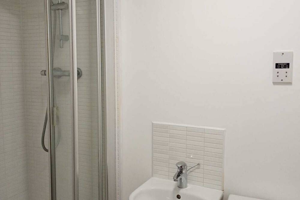 The Flat - few minutes from Wolverhampton train station. Ideal for family  of 5 in Wolverhampton, Birmingham Area