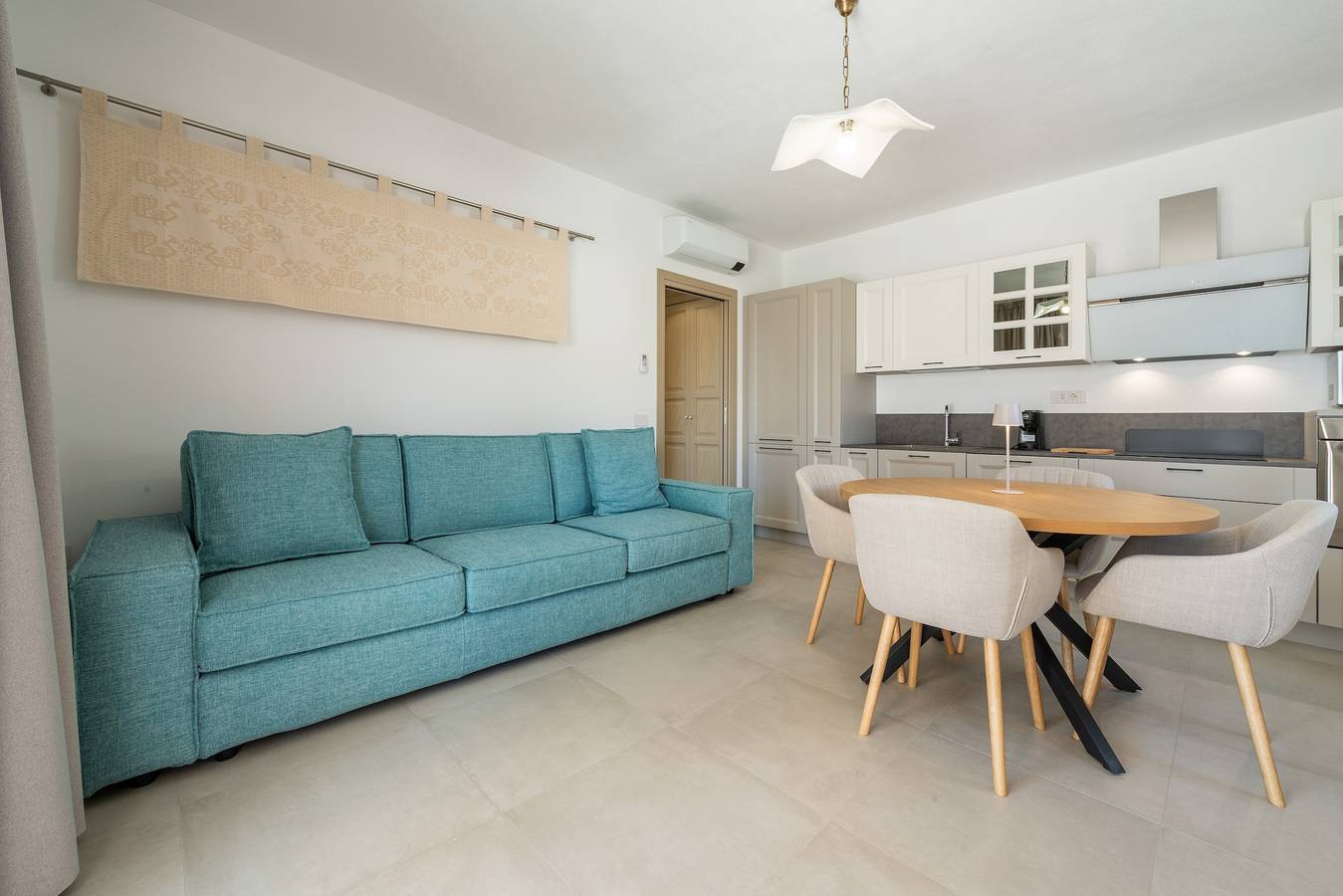 Casa Vacanze 'Borgo Myricae - Scilla Bianca' con Piscina, Wi-Fi e Aria Condizionata in Chia, Domus De Maria