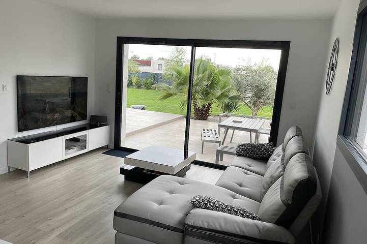 Magnificent contemporary property with heated spa 15 min from Bordeaux center. in Fargues-Saint-Hilaire, Bordeaux und Umgebung