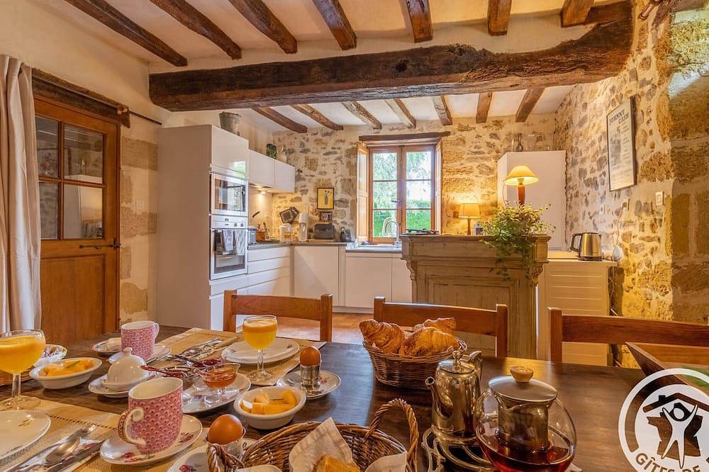 Habitación con Encanto en Prieuré Medieval: Jardines, Desayuno & Proximidad a Castillo y Bioparque in Saint-Georges-sur-Layon, Valle del Loira