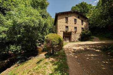 Gîte pour 8 personnes, avec terrasse et jardin à Augerolles