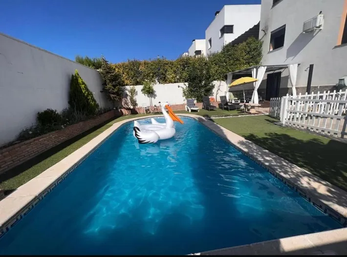Casa de vacaciones para 9 personas, con jardín además de vistas y piscina - 1