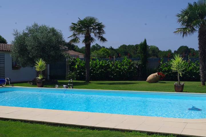 Gîte pour 4 personnes, avec Jacuzzi et Terrasse ainsi que Jardin et Piscine