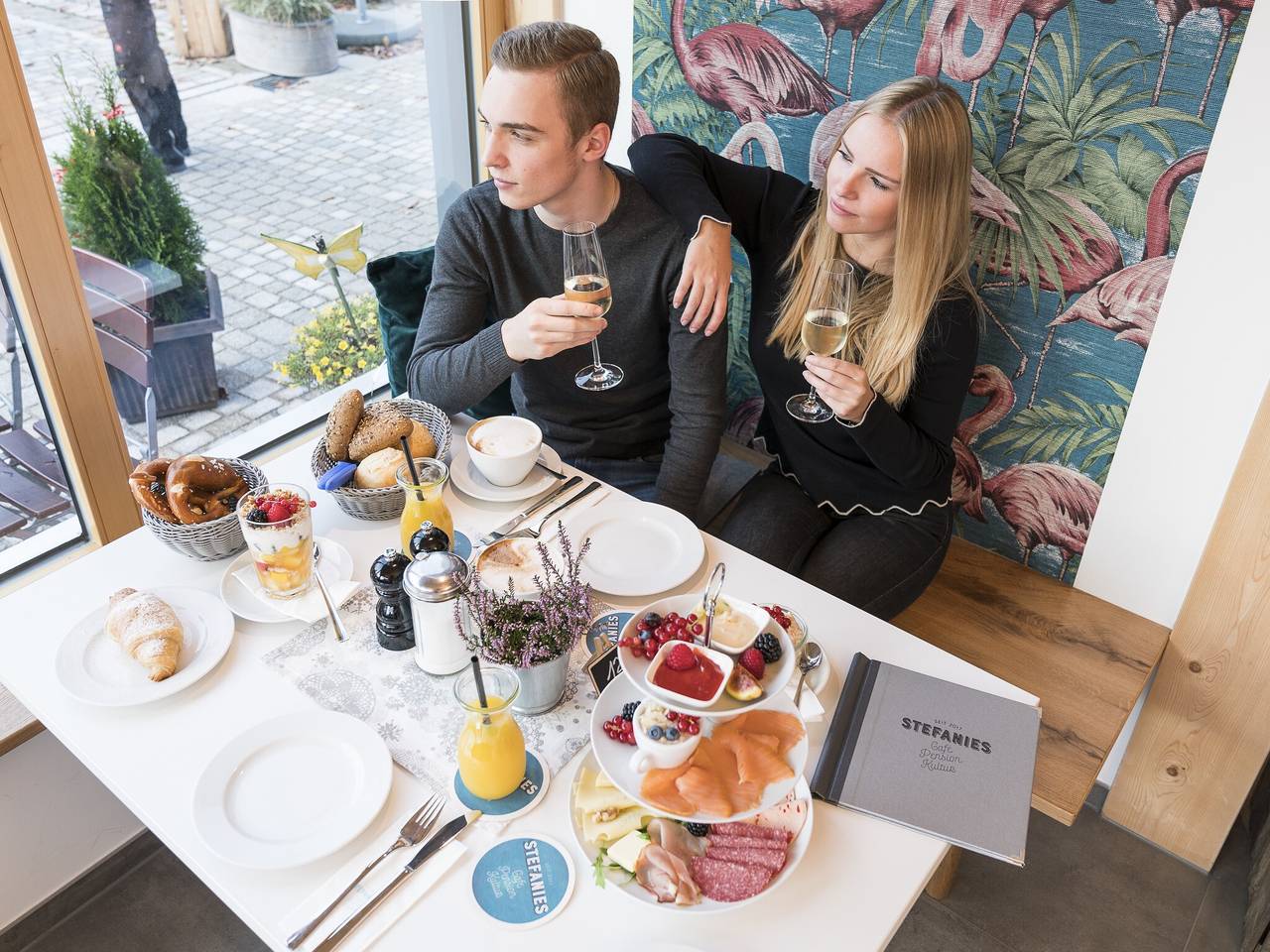 Stefanies-Café-Pension-Kultur - Doppelzimmer Goldfinger ohne Balkon in Bad Feilnbach, Alpenland Tegernsee Schliersee