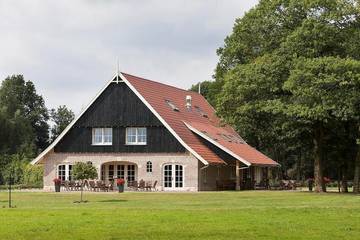 Ferienhaus für 45 Personen, mit Whirlpool und Garten sowie Sauna in Losser