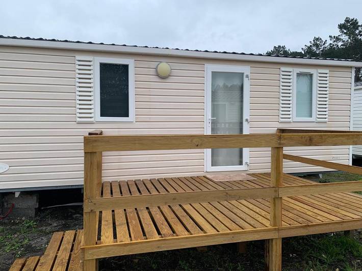 Camping pour 4 personnes, avec piscine ainsi que jardin et balcon
