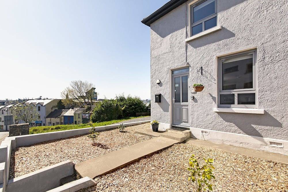 St. Edwards Hill-Downtown Style + Classic Elegance in Sligo, County Sligo