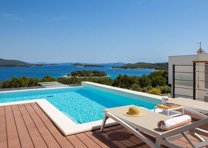 Villa for 8 people, with hot tub and pool as well as garden and sauna in Tisno