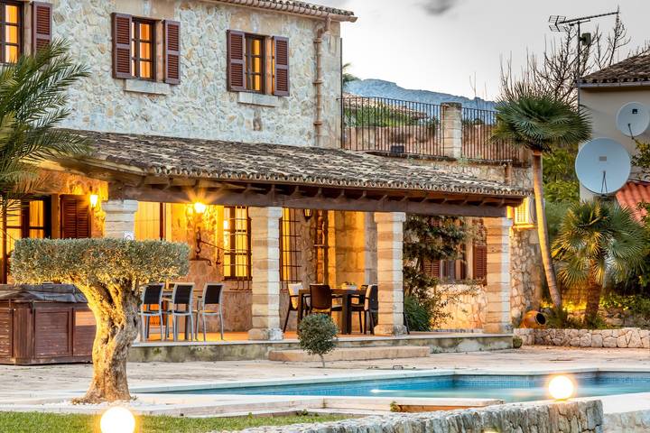 Elegant Finca Can Miquel Morro with Pool, Whirlpool, Air Conditioning, Wi-Fi, Balcony, Terraces and Mountain View; Parking Available in Pollença, Noord-Mallorca