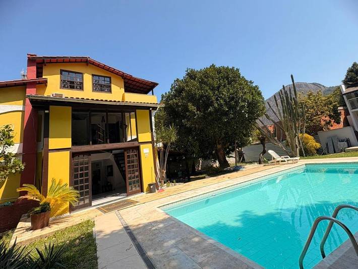 Casas e apartamentos de temporada para 8 pessoas, com piscina e terraço e ainda jardim and vista em Maricá