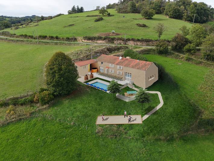 Location de vacances pour 30 personnes, avec terrasse et piscine ainsi que jardin et sauna dans Saint-Martin-la-Sauveté