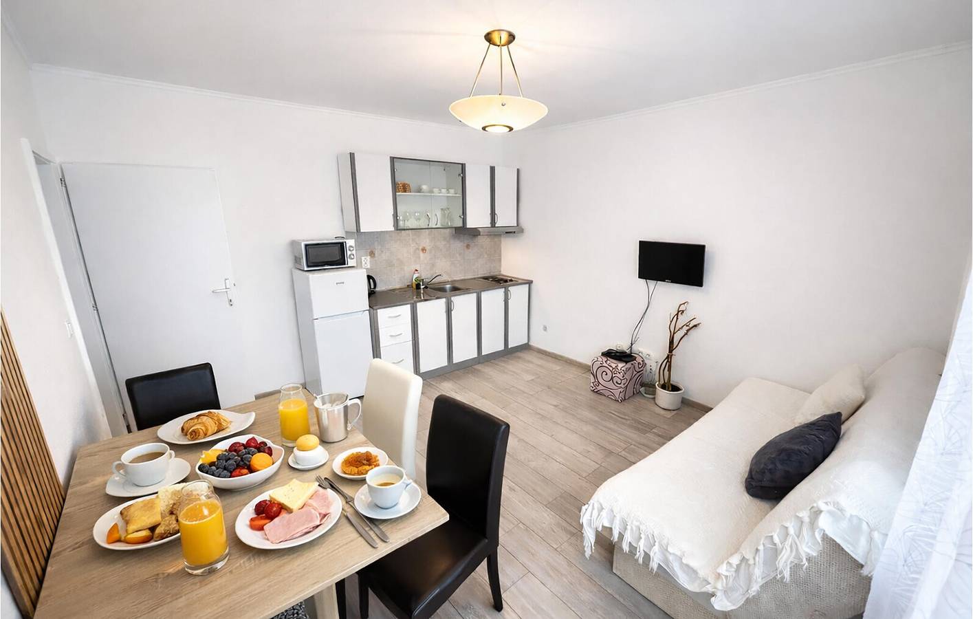 Ganze Ferienwohnung, Charmantes Apartment, 1,5 km vom Strand entfernt: Gemütliches Apartment mit Terrasse und WLAN in Krapanj, Brodarica