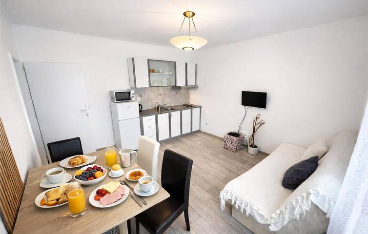 Ganze Ferienwohnung, Charmantes Apartment, 1,5 km vom Strand entfernt: Gemütliches Apartment mit Terrasse und WLAN in Spongiola, Krapanj (Kroatische Adria)